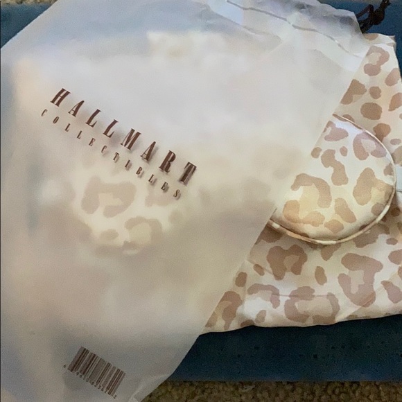 SATIN SLEEP MASK AND PILLOW CASE SET - Picture 2 of 5